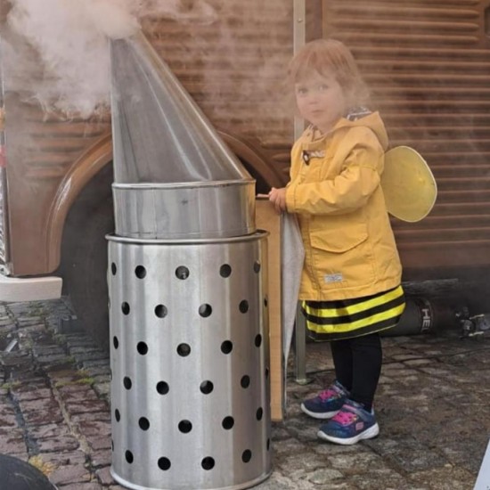 PROTECTIVE SUIT FOR WASP AND HORNET REMOVAL